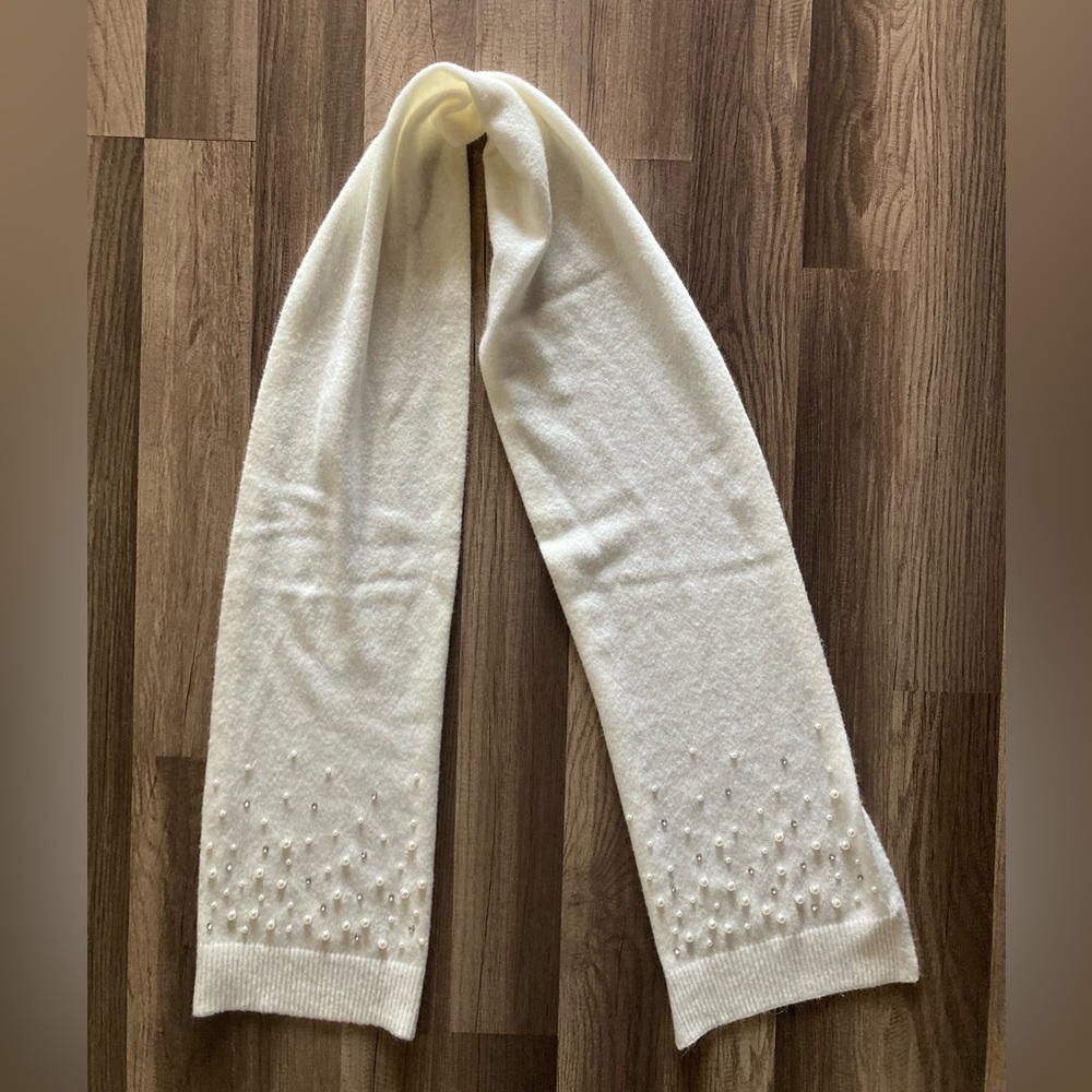 Perfect condition. Super soft.

No pets, no smoke, no stains.


#163